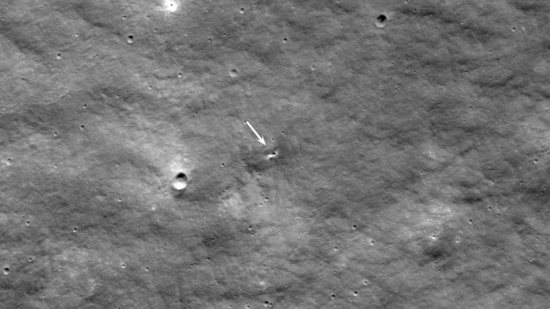 Разбилият се руски апарат оставил 10-метрова дупка на Луната СНИМКИ