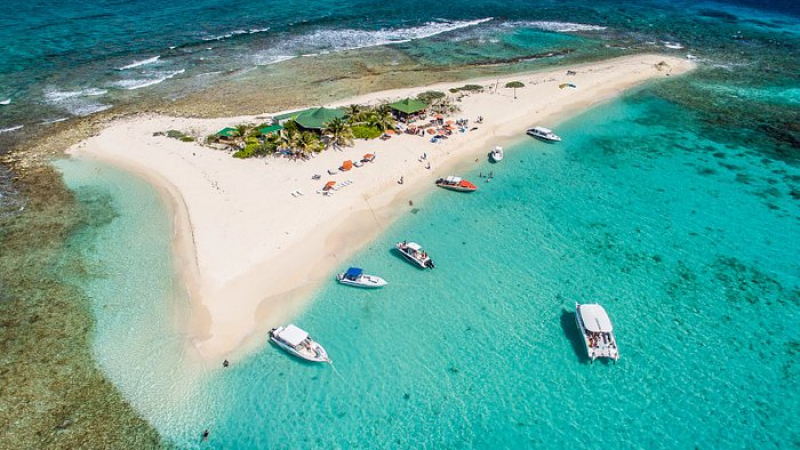 Малък тропически остров печели милиони долари по много странен начин