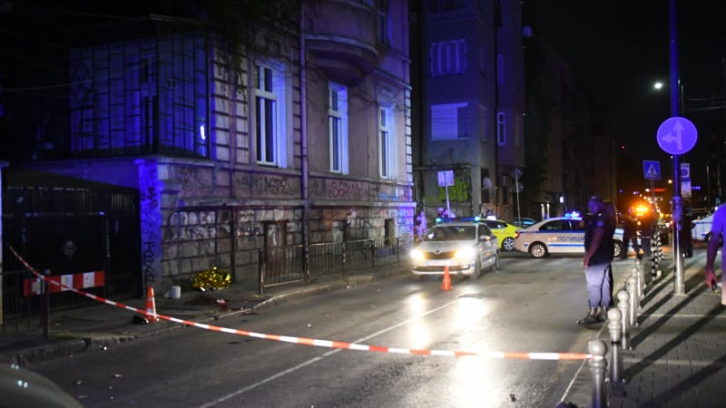 Първи СНИМКИ 18+ от центъра на София където мъртво пиян шофьор уби дете, влачено е няколко метра, а обувките му...