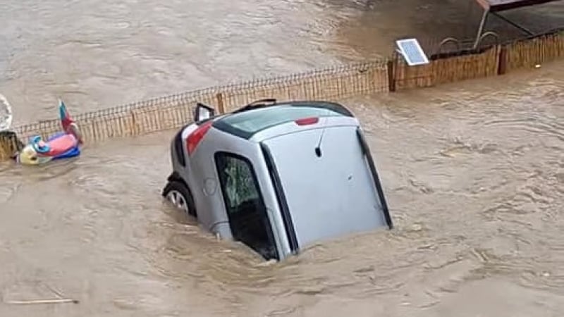 Става все по-зле: Издирват мъж насред потопа в Царево