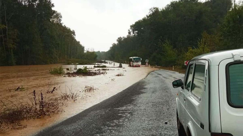 Воден апокалипсис: Река преля и край Малко Търново, блокирани са...