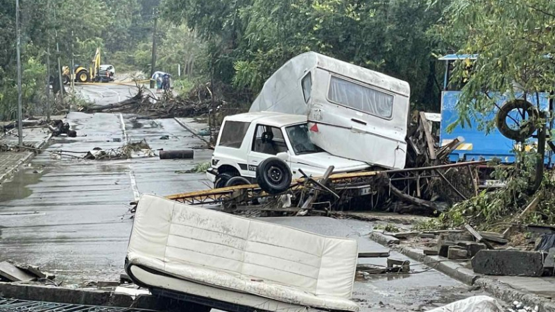 Край! Царево е отцепен, стотици автомобили са във воден капан