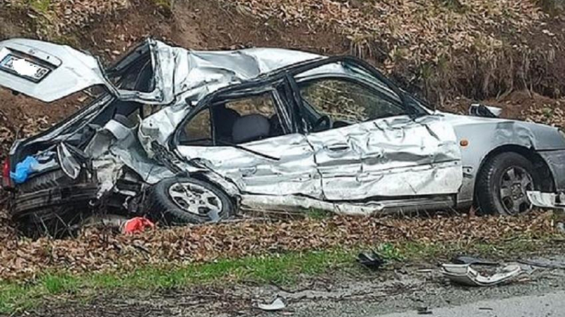 Жестоко меле край габровско село: Автомобил се заби в канавка, има пострадали
