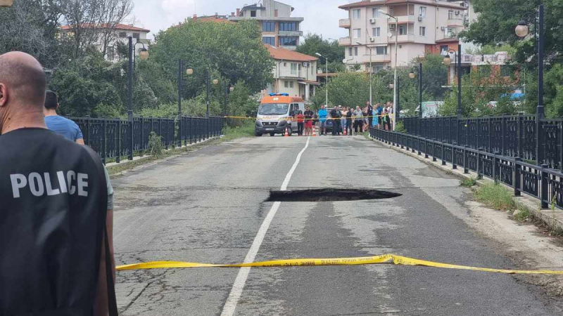 Извънредно! Ахтопол и Синеморец са вече напълно откъснати, пропадна и алтернативният мост СНИМКИ