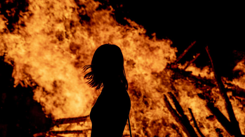 Шок! Жена пламна като факла на стадион в Кюстендилско 