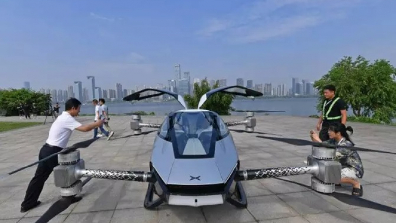 Китайците показаха как действа новият им удивителен летящ автомобил ВИДЕО
