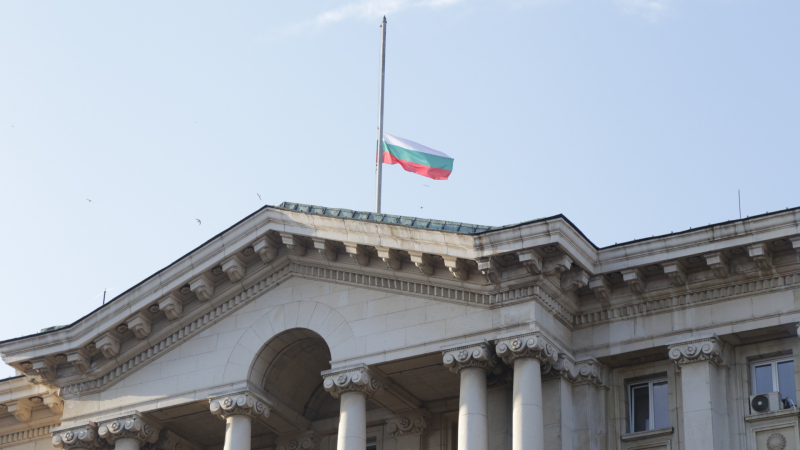България скърби за жертвите на бедствието в Царево СНИМКИ