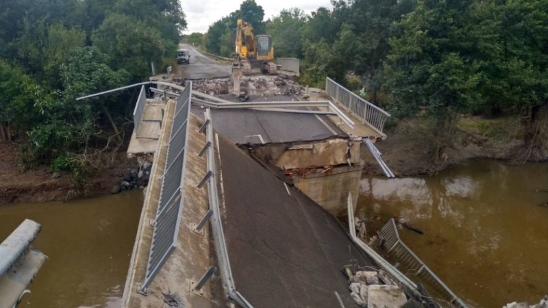 Мостът на пътя между Царево и Ахтопол е напълно разрушен