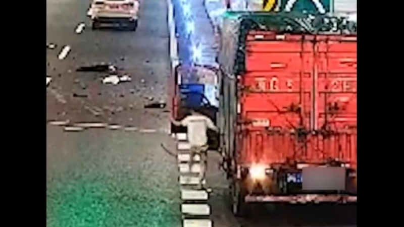 Зрелищни ВИДЕА: Шофьор на камион възхити мрежата с действията си при катастрофа