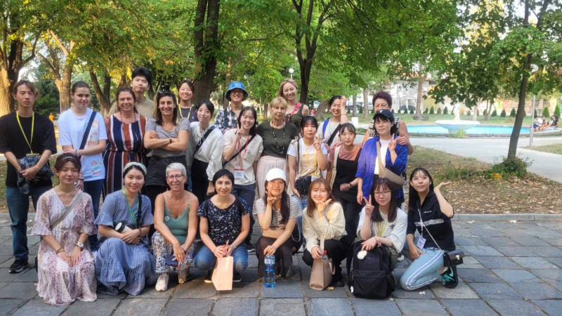 Японски студенти долетяха в Куртово Конаре заради прочутата българска лютеница СНИМКИ