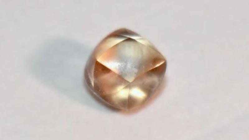 7-г. момиченце се натъкна на уникален диамант в парка СНИМКА