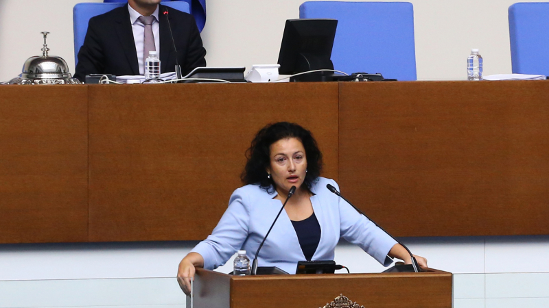 Десислава Танева натири животновъд №1 от парламента 