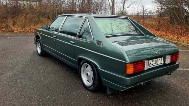 Чешки лукс: Продава се рядък седан Tatra от 90-те СНИМКИ