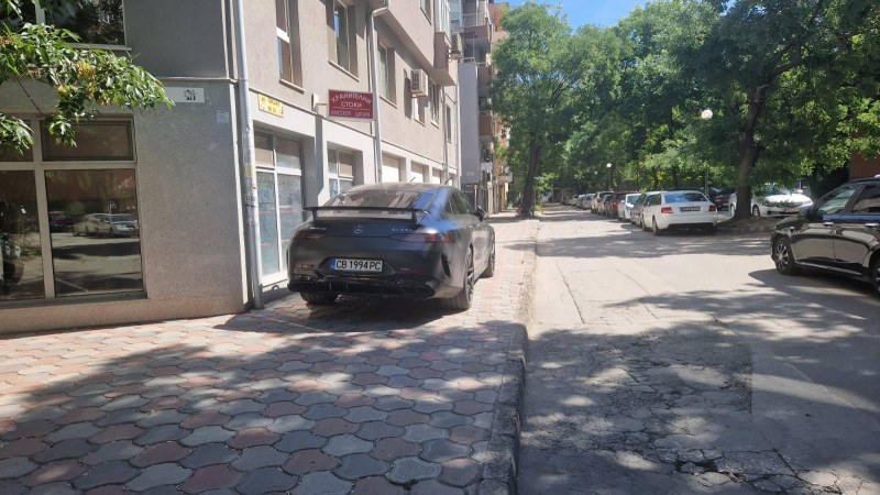 Лъскав софийски Мерцедес шашардиса всички в Пловдив с това, което направи СНИМКИ