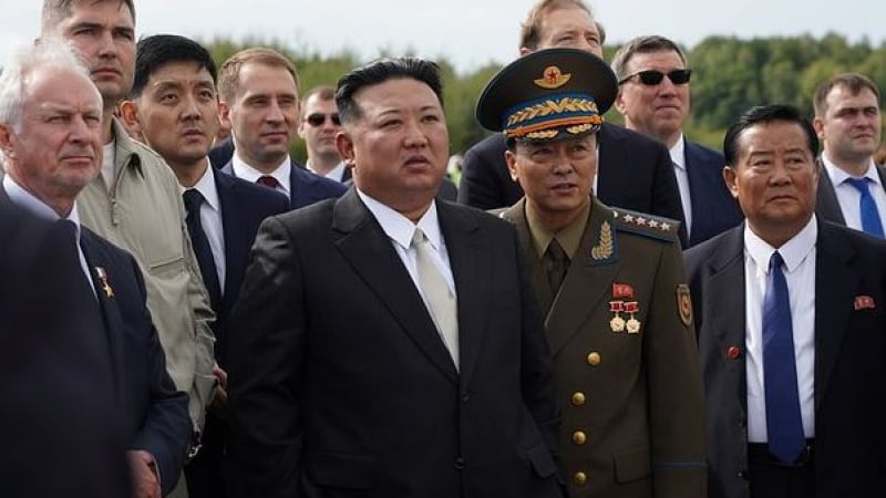 Шойгу показа на Ким Чен Ун бомбардировачи и хиперзвукова ракета