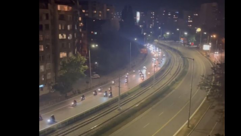 Оглушителен рев в София! Хората наизскачаха по прозорците: Къде е полицията? ВИДЕО 