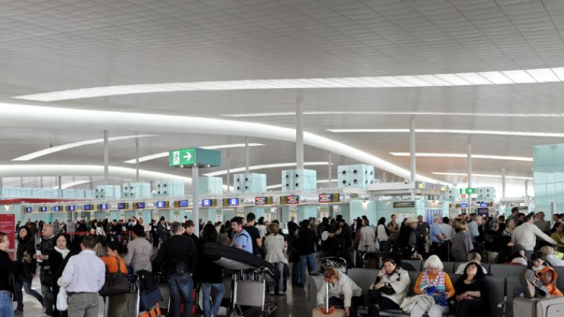 Страшна драма на летище Варна, стотици пътници са блокирани  