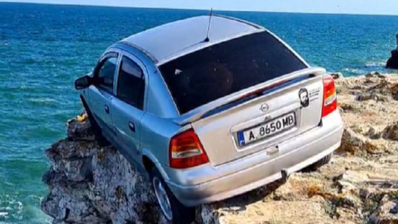 Автомобил виси опасно от скалите край Тюленово, на косъм е да... СНИМКА