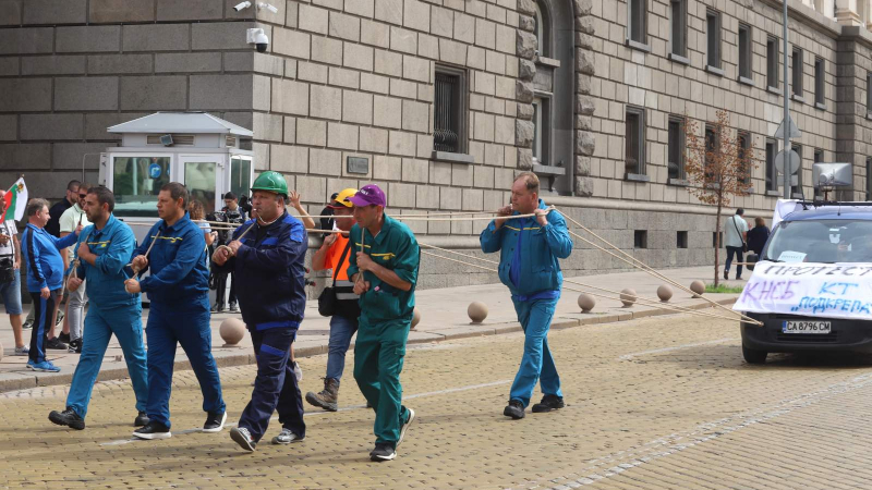 Обрат! Денков отива при протестиращите, затворили центъра на София СНИМКИ