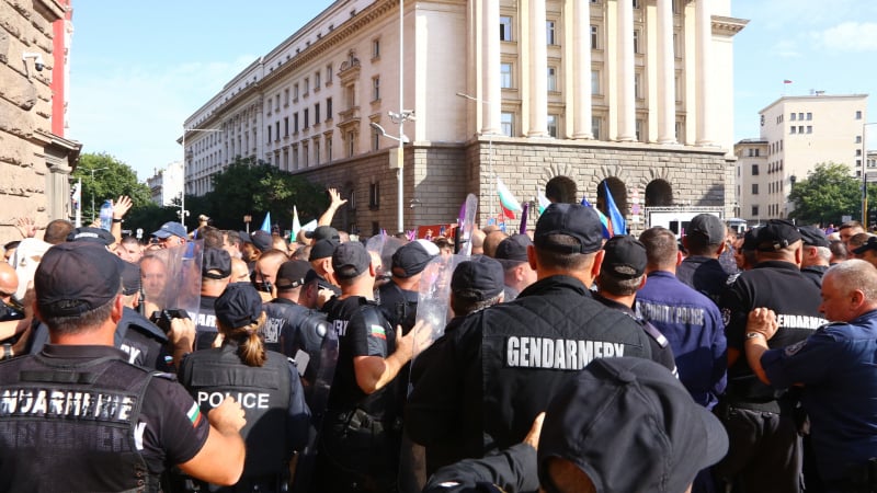 Напрежението пред МС ескалира! Протестиращи в сблъсък с полицията СНИМКИ 