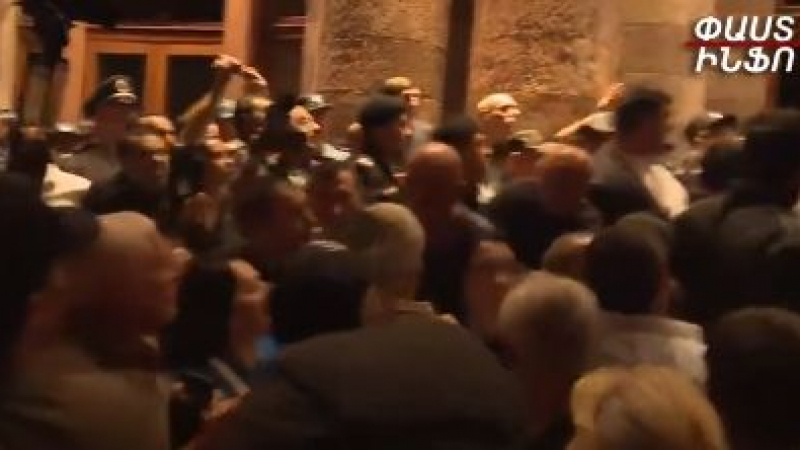 Демонстранти щурмуват сградата на правителството в Ереван, чуват се експлозии ВИДЕО