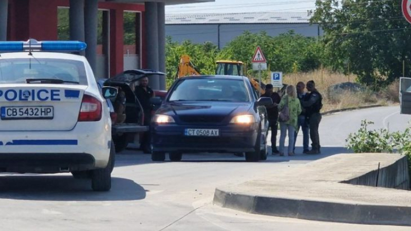 Всичко ще стане в кръв: Въоръжен мъж се барикадира в Стара Загора 