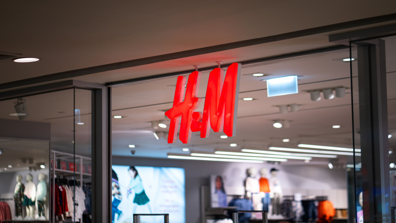 Н&М въвежда шокиращо правило при пазаруване, ще засегне ли и магазините в България? 