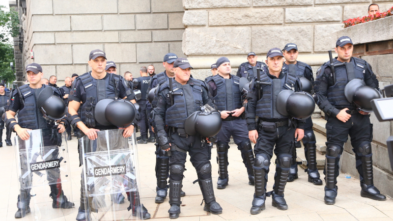 Центърът на София е под обсада: 1600 полицаи вардят...