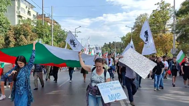 Извънредна ситуация на протеста на "Възраждане" пред Паметника на Съветската армия, хвърчат линейки ВИДЕО