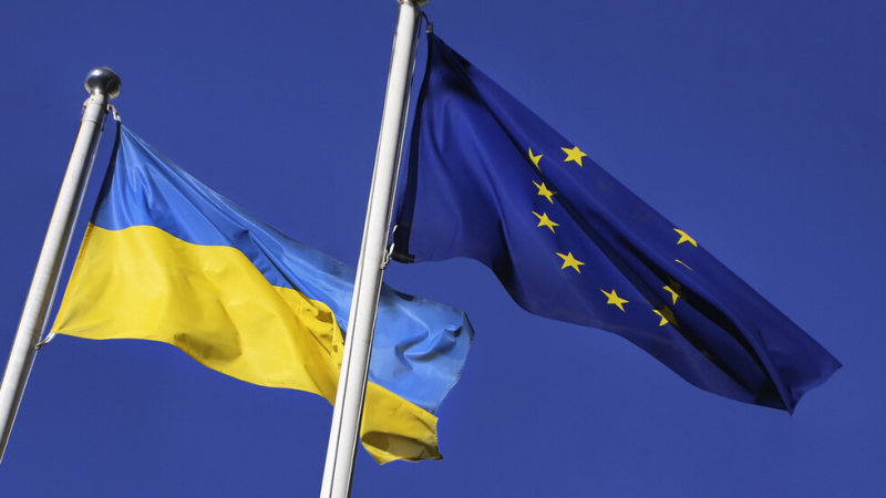 ЕС удари финансово рамо на Украйна: Преведе й колосални суми за...