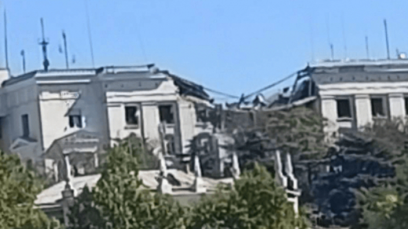 ВИДЕО от войната: Сграда на щаба на Черноморския флот на Русия бе унищожена