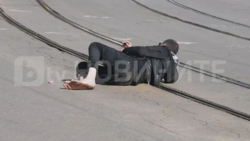 Столичани гледат и не вярват на очите си: Мъж легна на трамвайните линии на пъпа на София СНИМКИ