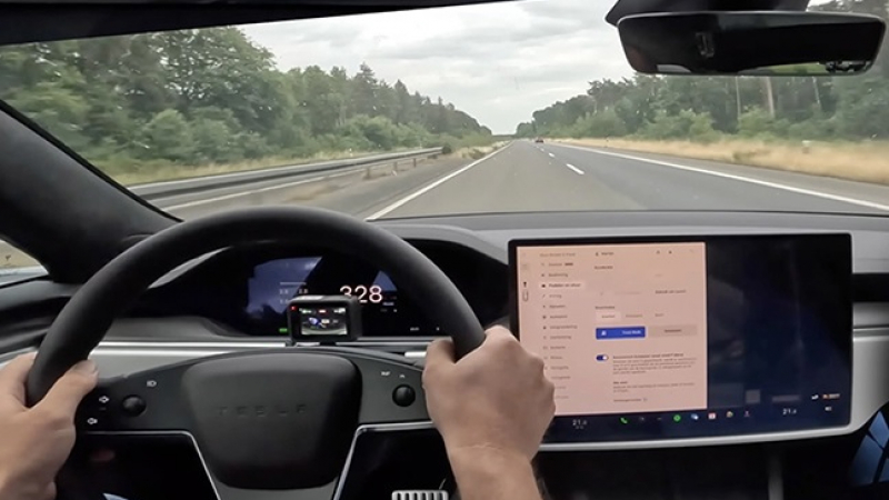 От първо лице: Вижте как Tesla бе ускорена на пътя до 328 км/ч ВИДЕО
