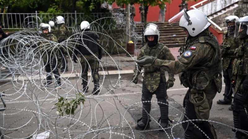 Напрежение в Косово: Тирове блокираха движението, убит е полицай, а друг... 