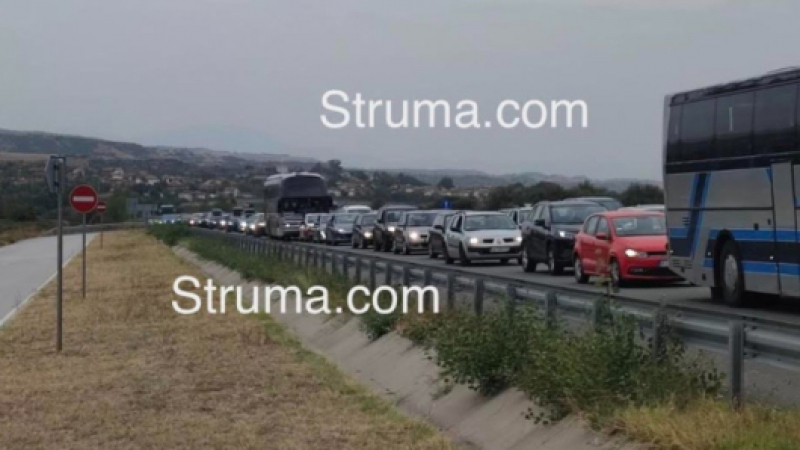 Адска ситуация на АМ "Струма", шофьорите са в 10-километров капан СНИМКИ