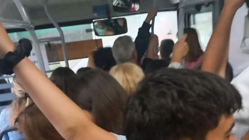 Без въздух: Ученик пред припадък в рейса, не успя да...