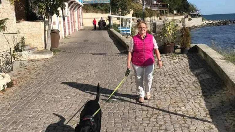 Мистерия с изчезнала германка и кучето ѝ в Несебър СНИМКИ