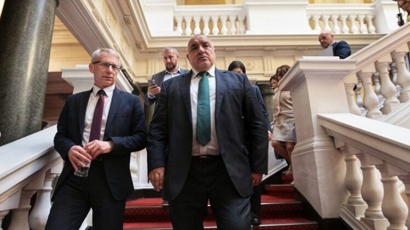 Пикантерии от НС: Денков тича в парламента с лист хартия и плаши Борисов...