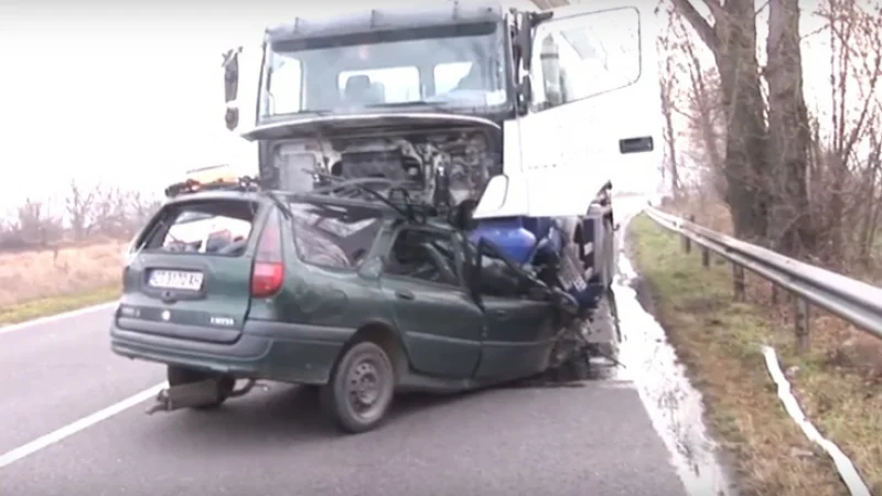 Жестока катастрофа между автомобили и камион край Варна СНИМКИ