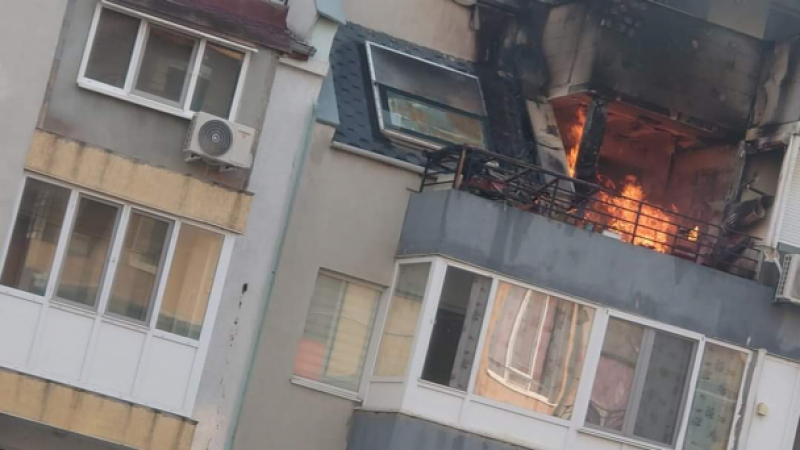 Извънредна ситуация в блок в Бургас, подозират най-лошото СНИМКИ