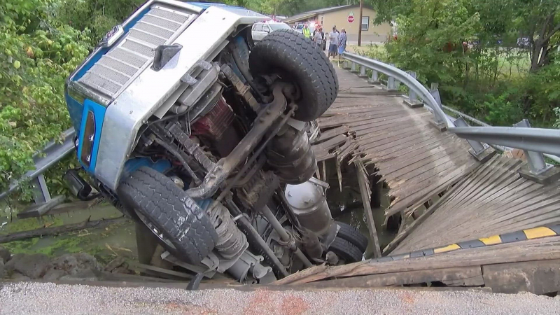 Голям камион стана жертва на поредния "мост на глупостта" ВИДЕО