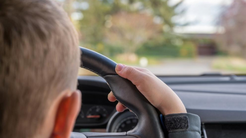 Скандално: Дете шофира автомобил в скута на бащи си ВИДЕО