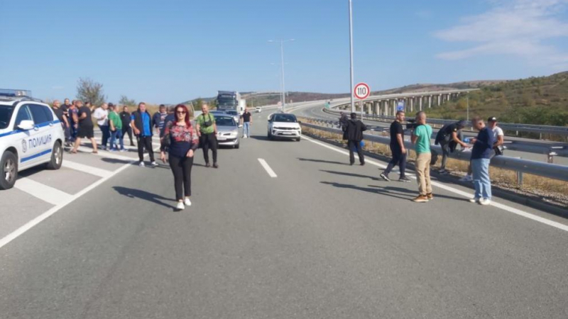 Протестът на енергетици и миньори продължава, остава блокадата на АМ "Струма"