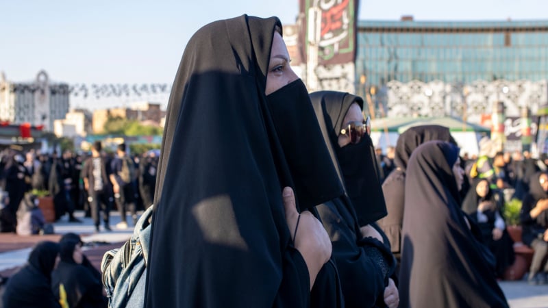 Моралната полиция на Иран прати в кома 16-г. момиче заради хиджаб 