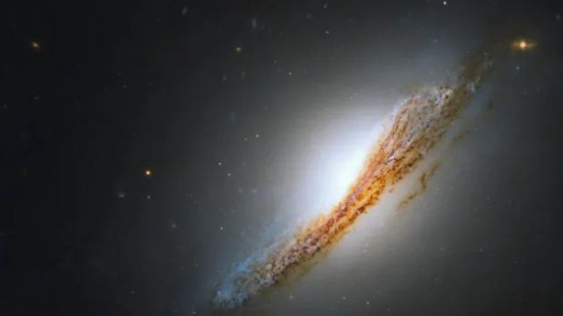  „Хъбъл“ засне уникална галактика със светещо сърце