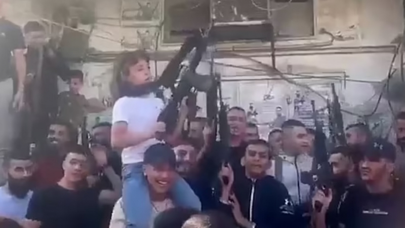 Шокиращо ВИДЕО: Палестинче празнува с автомат в ръце атаката на Хамас по Израел