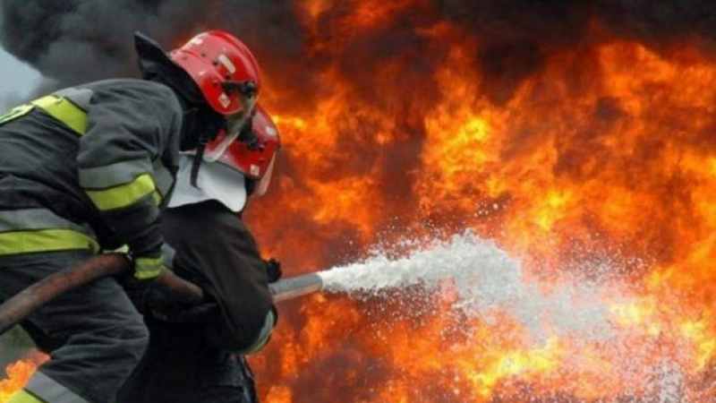 Огнен ад до столичния квартал "Люлин", пожарникарите са на крак 