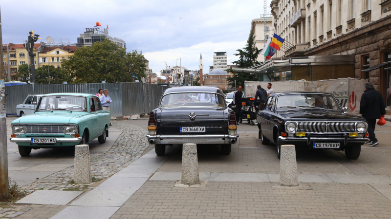 Фотобомба в БЛИЦ! Из софийските улици пърполят съветските първенци
