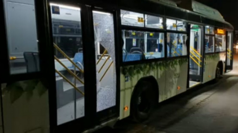 Среднощна "стрелба" по автобус в София