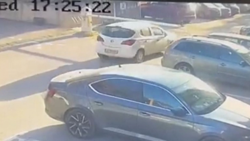 Пълен абсурд: Шофьор сътвори безумна каскада с бариера в София, всички са в шок ВИДЕО